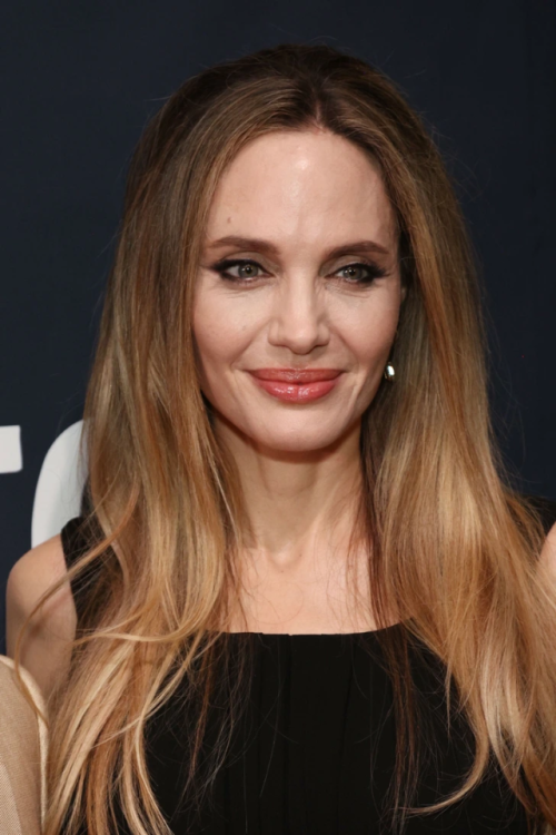 Angelina Jolie khiến người hâm mộ ngạc nhiên với diện mạo mới đầy ấn tượng và có một chi tiết đáng chú ý