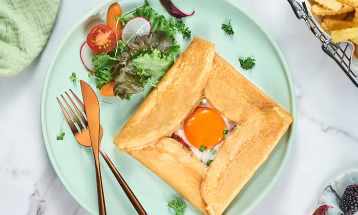 Cách làm bánh crepe trứng gà xúc xích cho bé cực mê