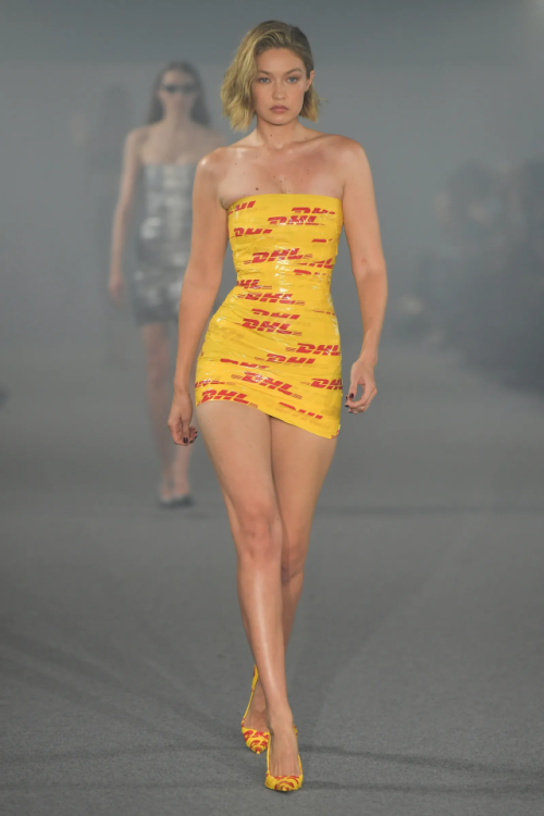 Siêu mẫu kiếm hơn 220 tỷ đồng chỉ với việc quấn băng dính quanh người đi catwalk