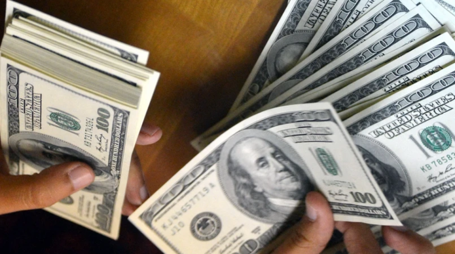 Hết giá vàng điên đảo giờ đến giá USD ngân hàng lại 'dậy sóng'