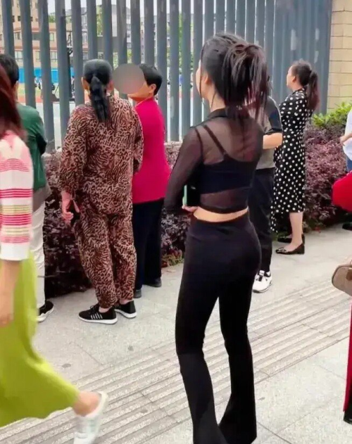 Mẹ trẻ diện trang phục phản cảm đến trường đón con, các phụ huynh khác nhìn mà đỏ mặt
