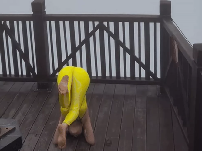 Nhóm khách tập yoga trên đỉnh Fansipan gây tranh cãi