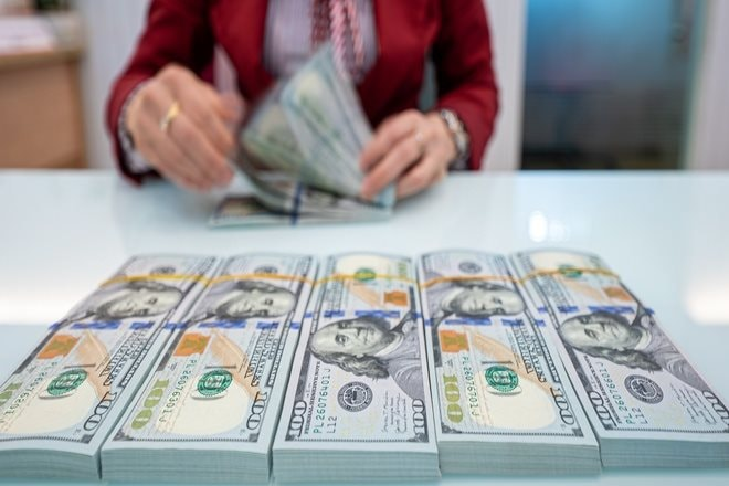 Giá vàng và giá USD "rủ nhau" tăng nhanh và mạnh, tiến sát đỉnh lịch sử