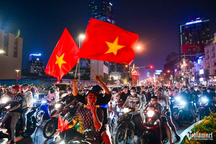 Việt Nam vô địch! Đi bão đừng vi phạm luật giao thông không nhé anh em ei!