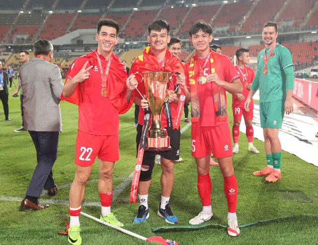 Oái oăm: Chiếc huy chương vàng của Tiến Linh in dòng chữ "á quân" thay vì "nhà vô địch"
