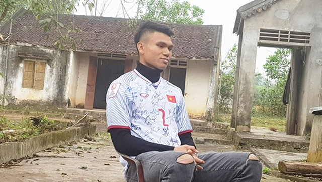 Chân dung ‘cầu thủ từng nghèo nhất Việt Nam’ đến với bóng đá bằng tiền bán trâu của bố, giờ đây có tất cả