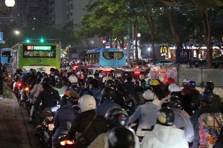 Người dân Hà Nội xếp hàng dài chờ... đèn xanh
