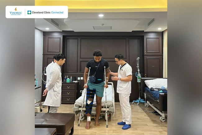 Nguyễn Xuân Son lần đầu bước ra khỏi phòng, bao giờ thì chạy được?