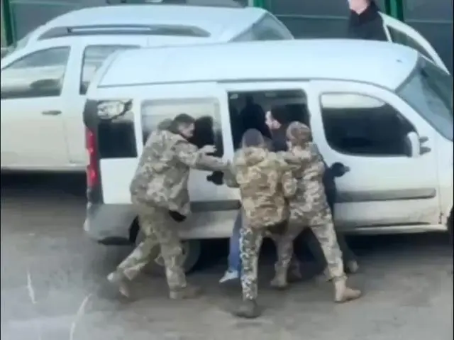 Thiếu quân trầm trọng! Ukraine đột kích nhà những kẻ trốn quân dịch