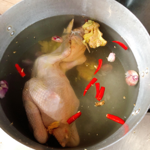 Luộc gà bao nhiêu lâu (kể từ khi sôi), có nêm gia vị không?