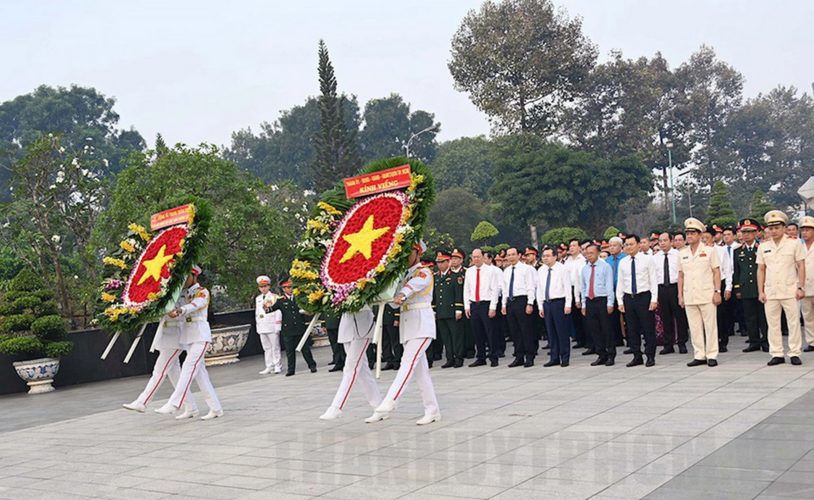 Hình ảnh Bí thư Nguyễn Văn Nên, ông Nguyễn Thanh Nghị và ông Nguyễn Hồ Hải dâng hương anh hùng liệt sĩ tại TP.HCM