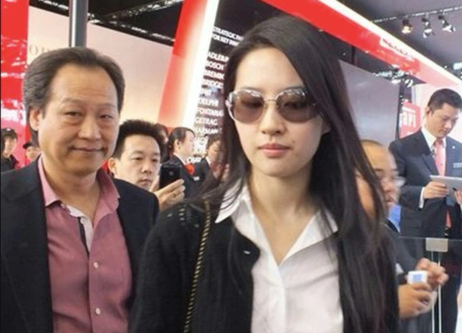 Lưu Diệc Phi bí mật đăng ký kết hôn với cha nuôi tỷ phú?