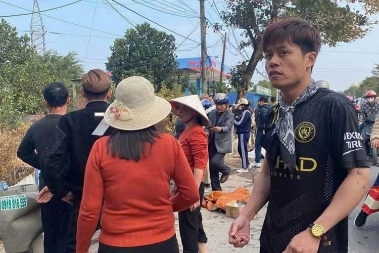 Nhân chứng kể giây phút cứu bé gái trong ô tô lao xuống kênh ở Nam Định