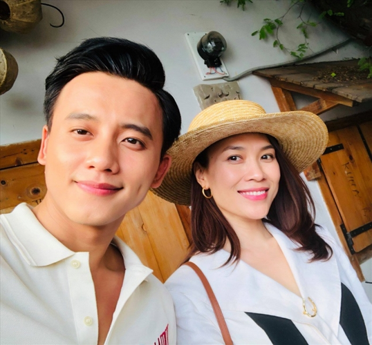 Team qua đường' quay cận khoảnh khắc Mai Tài Phến đón Tết tại Đà Nẵng cùng Mỹ Tâm
