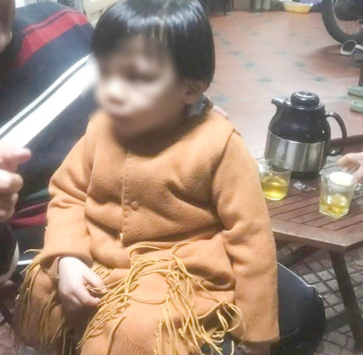 Bé trai Hà nội bị mẹ bỏ rơi trong đêm kèm lá thư nhờ 'cứu cháu bé'