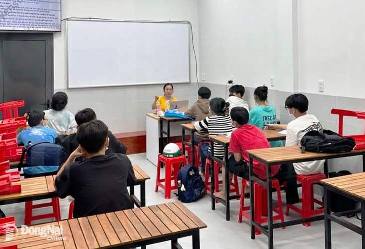 Tại sao dạy thêm lại có nhiều quy định khắt khe trong khi nghề nào cũng được làm thêm dễ dàng?