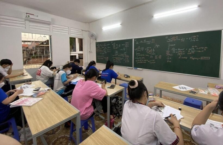 Giáo viên muốn dạy thêm phải xin phép hiệu trưởng nhưng hiệu trưởng có quyền cấm hoặc nếu cho phép có phải chịu trách nhiệm gì không?