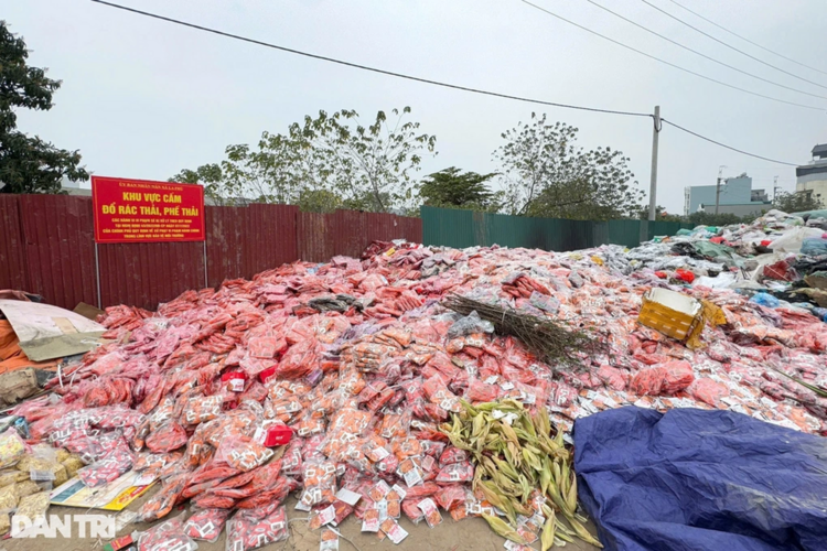 Sau Tết bánh kẹo chất đống ngoài bãi rác tại "thủ phủ" sản xuất La Phù