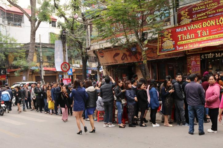 Cảm giác thế nào khi cô đơn, ví không có 1 xu nhìn dòng người xếp hàng mua vàng?