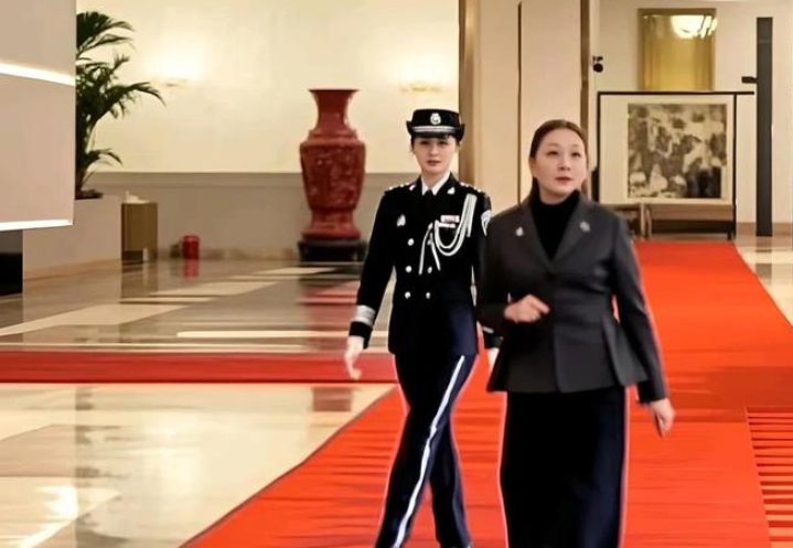 Nữ vệ sĩ tháp tùng Thủ tướng Thái Lan gây sốt vì quá xinh đẹp, nhìn nét và thần thái hơn nhiều hoa hậu