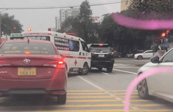 Tài xế xe Fortuner quyết không nhường đường xe cấp cứu vì "vướng" đèn đỏ