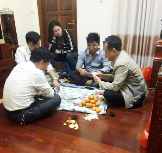 Lãnh đạo xã ở Bắc Ninh nói gì về ảnh nghi đánh bài ă.n tiền? Tiết lộ danh tính người phụ nữ ngồi cạnh