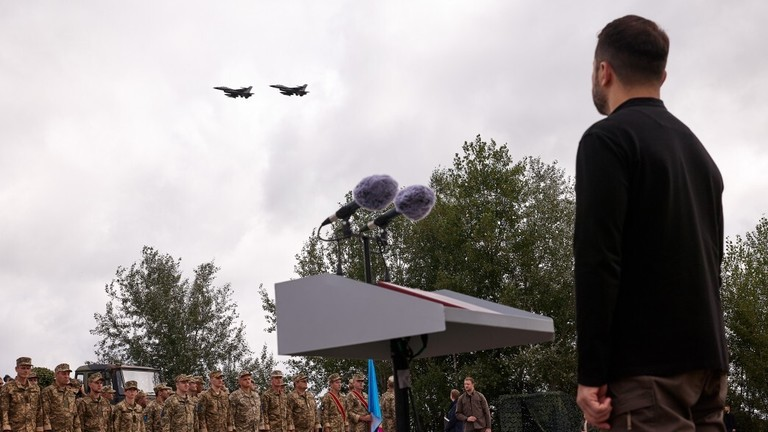 "Quân ta bắn quân mình": Máy bay F-16 của Ukraine bị Ukraine bắn hạ