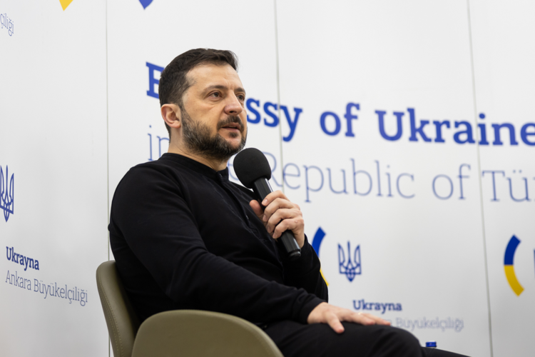 Ông Zelensky liên tục gọi điện cho lãnh đạo châu Âu, NATO sau khi sỉ nhục Tổng thống Mỹ