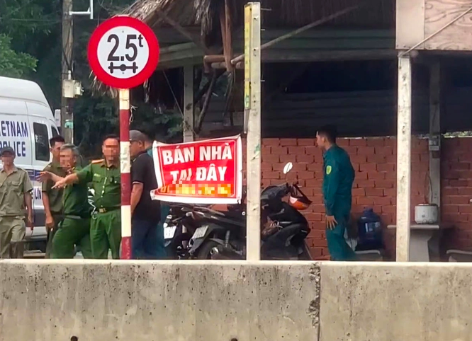 Hé lộ ảnh hiện trường đầy ‘ám ảnh’ vụ hai mẹ con tử vong tại nhà riêng, nghi phạm là bạn trai của mẹ khai gì?
