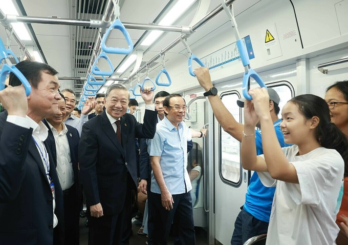 Tổng Bí thư Tô Lâm đi metro TP.HCM, người dân bất ngờ khi được trò chuyện
