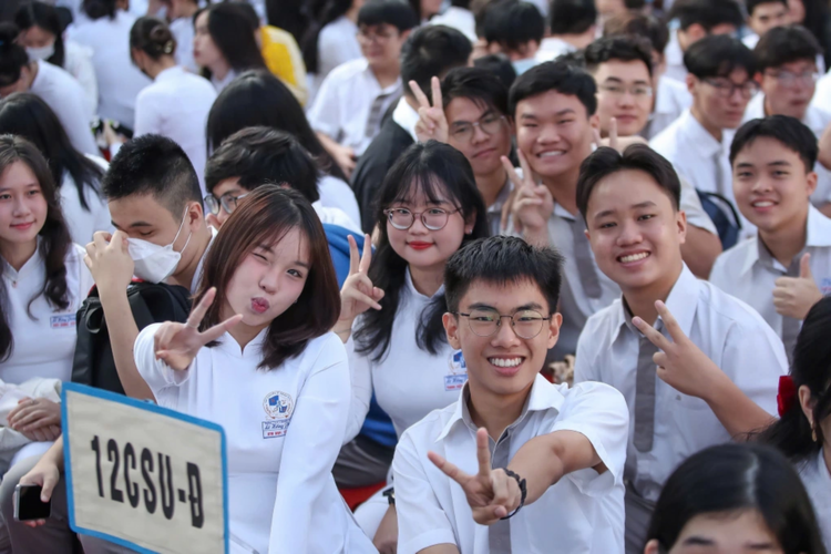 Miễn học phí công lập đến lớp 12, học sinh trường dân lập ra sao?