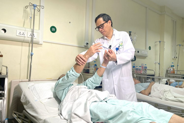 Bác sỹ Việt đỉnh quá! 👁️‍🗨️ 🧠 🏥 Lần đầu tiên tại Việt Nam: Cắt bỏ khối u não chỉ từ đường rạch trên cung mày