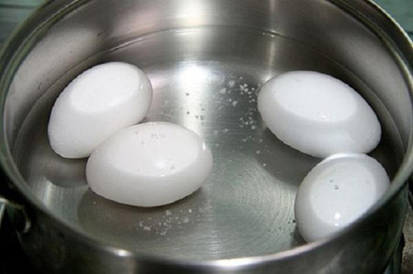 Bí quyết luộc trứng mềm ngon, bóc vỏ không dính – Chia sẻ từ một người nội trợ