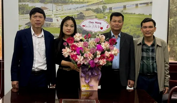 Lãnh đạo đến chúc mừng 8/3 chỉ gặp 1 nhân viên