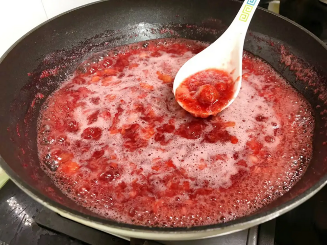 Rửa dâu tây, có người cho muối, có người cho bột mì: tất cả đều sai