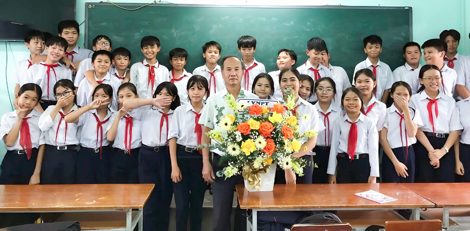 'Xin thầy sáng nay đừng đọc tên con tôi chưa đóng tiền học trước lớp'
