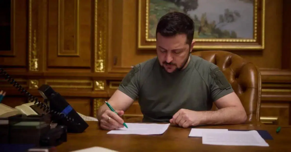 Ông Zelensky vừa có hành động "ốc chẳng mang nổi mình ốc lại mang cọc cho rêu"