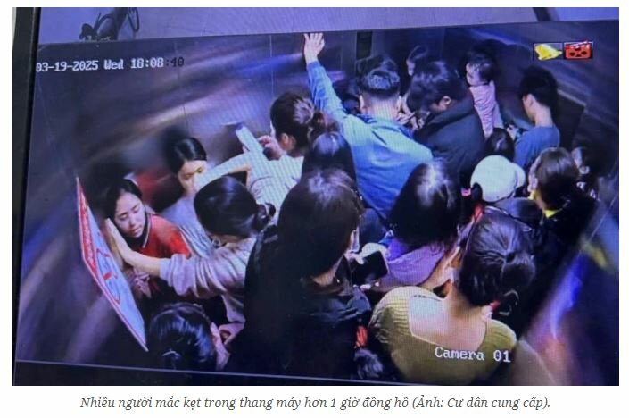 TÌnh cảnh trong thang máy chung cư Đại Thanh bị kẹt khiến trẻ con và phụ nữ hoảng hốt trong