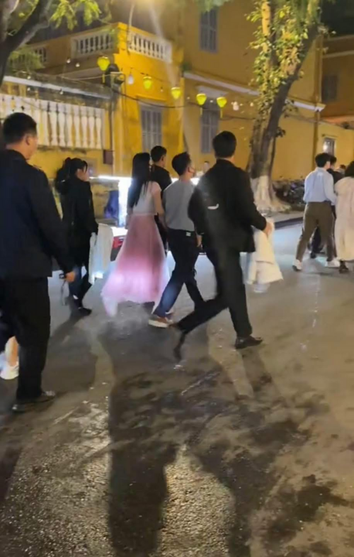 Ở Việt Nam mà Á hậu cùng chồng thiếu gia có đông vệ sĩ vây quanh khi ra đường quá!