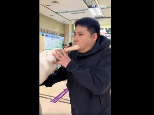 Hết sức vô lý: cô gái bị kẹt tay trong miệng người yêu!