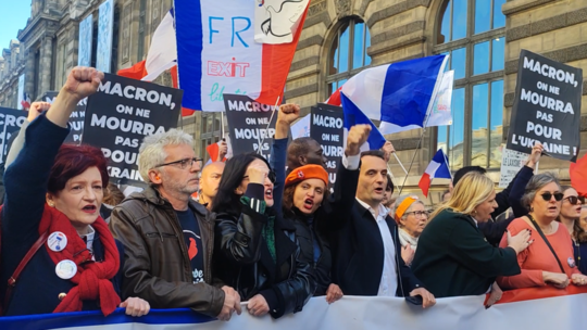 Hàng ngàn người tuần hành ở Paris phản đối viện trợ quân sự cho Ukraine
