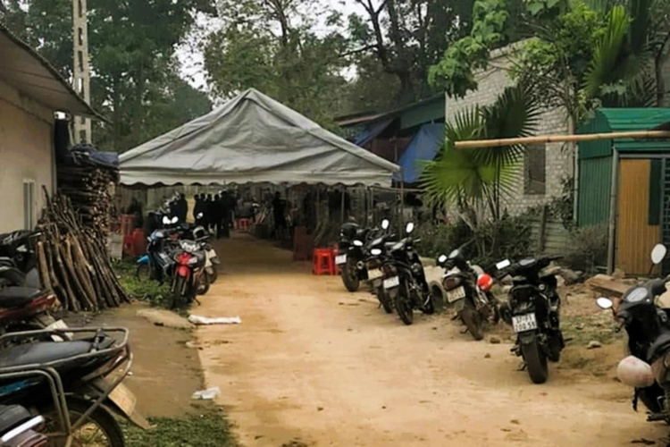 Thương tâm người vợ đột tử khi đang chuẩn bị đưa tang chồng