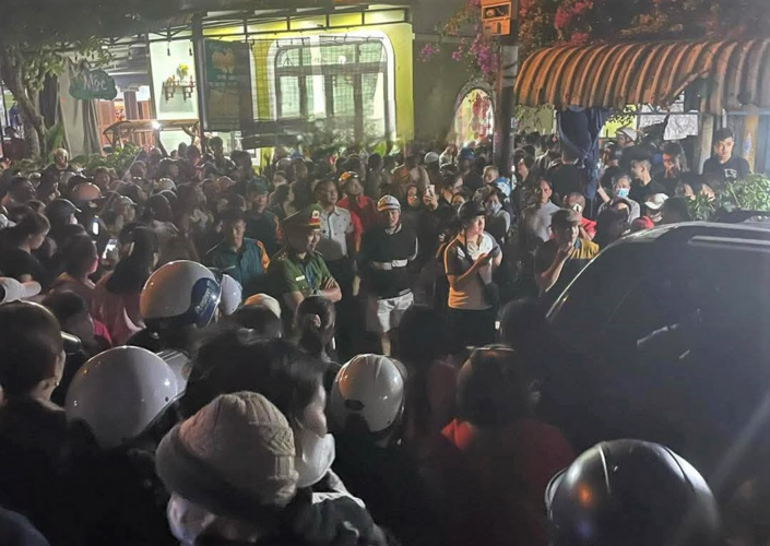 Dựng lại hiện trường vụ mẹ sát hại con, cảnh sát lập hàng rào ngăn nghìn người chứng kiến