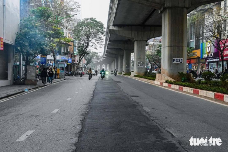 Chết cười với bình luận của cư dân mạng về cách vá đường của Hà Nội