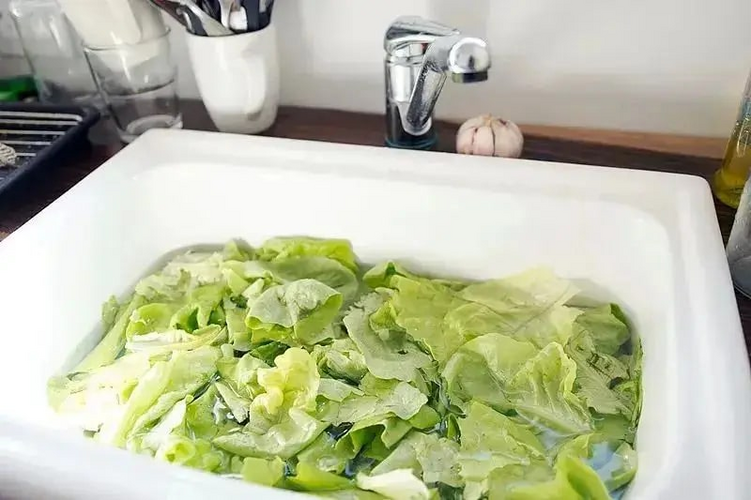 1 người rửa rau, cả nhà mắc bệnh: 60% người Việt đang làm sai cách