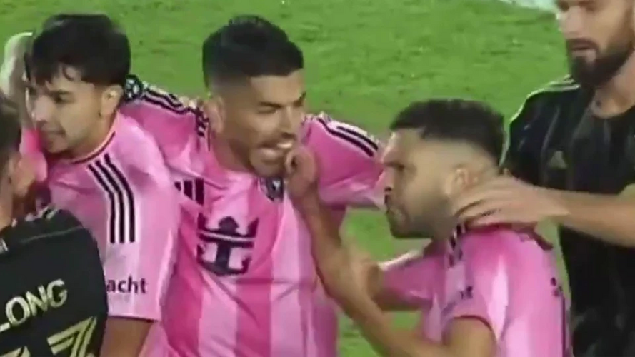 Cắn hụt đối thủ, Suarez lại “ngứa răng” giữa trận đấu…