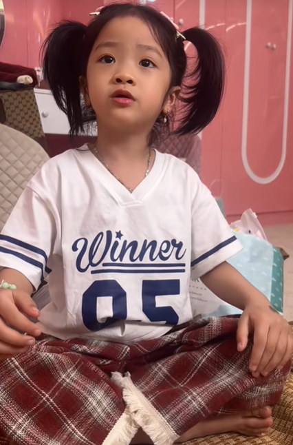 Nghe cái cách em bé này nói chuyện, đầy người lớn phải thốt lên "trời ơi con còn trưởng thành hơn cả cô chú nữa"
