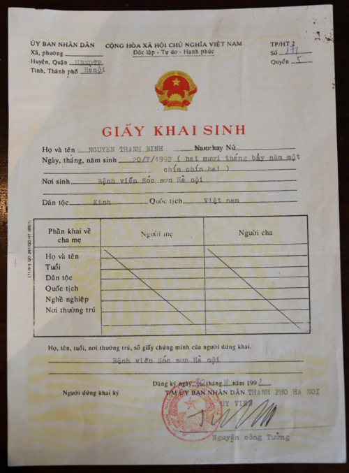 Xót xa câu chuyện phía sau tờ giấy khai sinh gạch phần thông tin CHA, MẸ