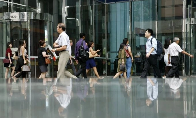 Singapore trợ cấp khủng cho người mất việc nhưng người dân vẫn thấy đi làm tốt hơn
