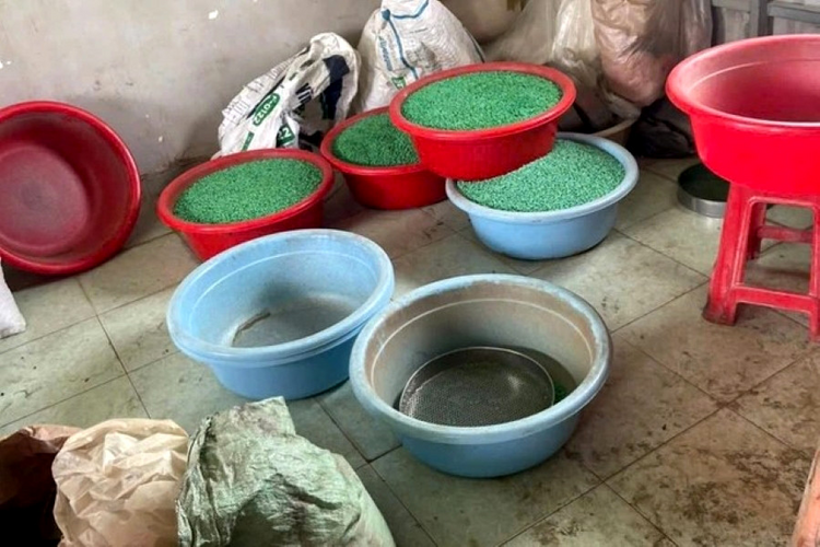 Điều khó tin và kinh hãi tại xưởng sản xuất thuốc giả bằng phụ gia và than tre
